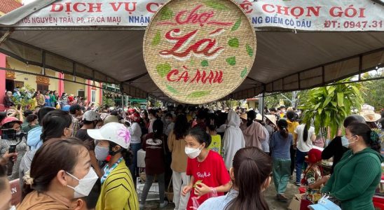 Phiên chợ lá Cà Mau