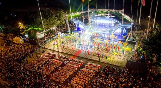 Sân khấu ngoài trời luôn sở hữu nhiều ưu điểm nổi bật