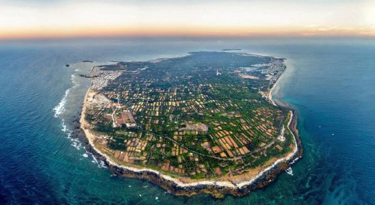 Đảo Phú Quý thuộc tỉnh Bình Thuận với diện tích 16 km2