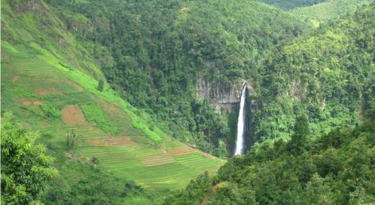 Bên ngoài thác Háng Tề Chơ